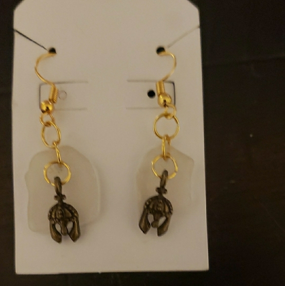 Gold colored handcrafted necklace and earring set - Picture 2 of 5